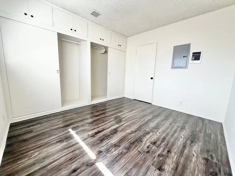 Top-Floor 1 Bedroom in Quiet Bluff Heights Courtyard Complex — Photo 12