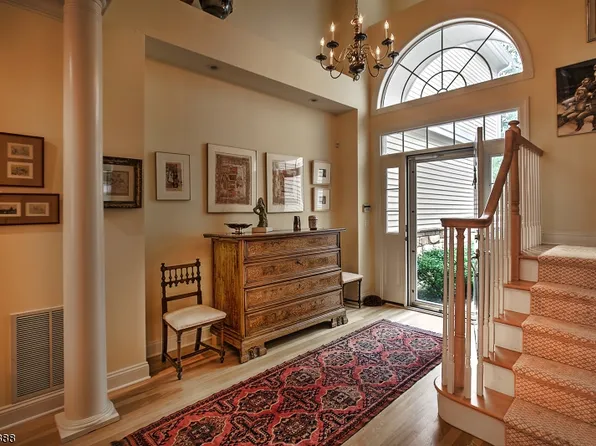 102 Lindabury Ln, Tewskbury Township, NJ 07979