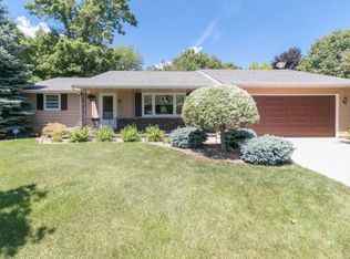 2304 W Serenade Ln, Green Bay, WI 54301