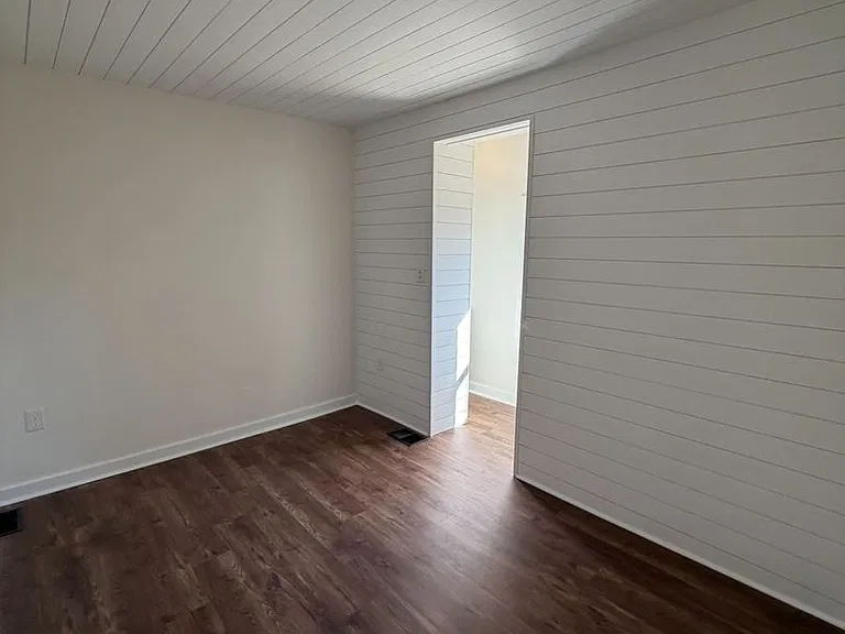 236 Lakeview Dr — Photo 3