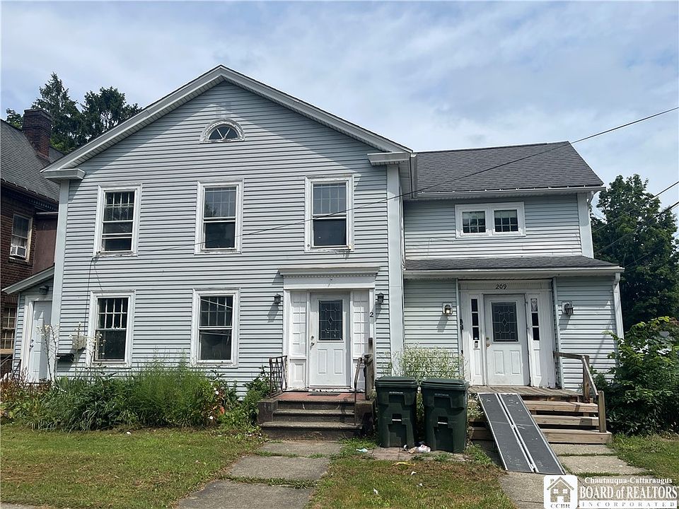 1st image of 209 E 6th St