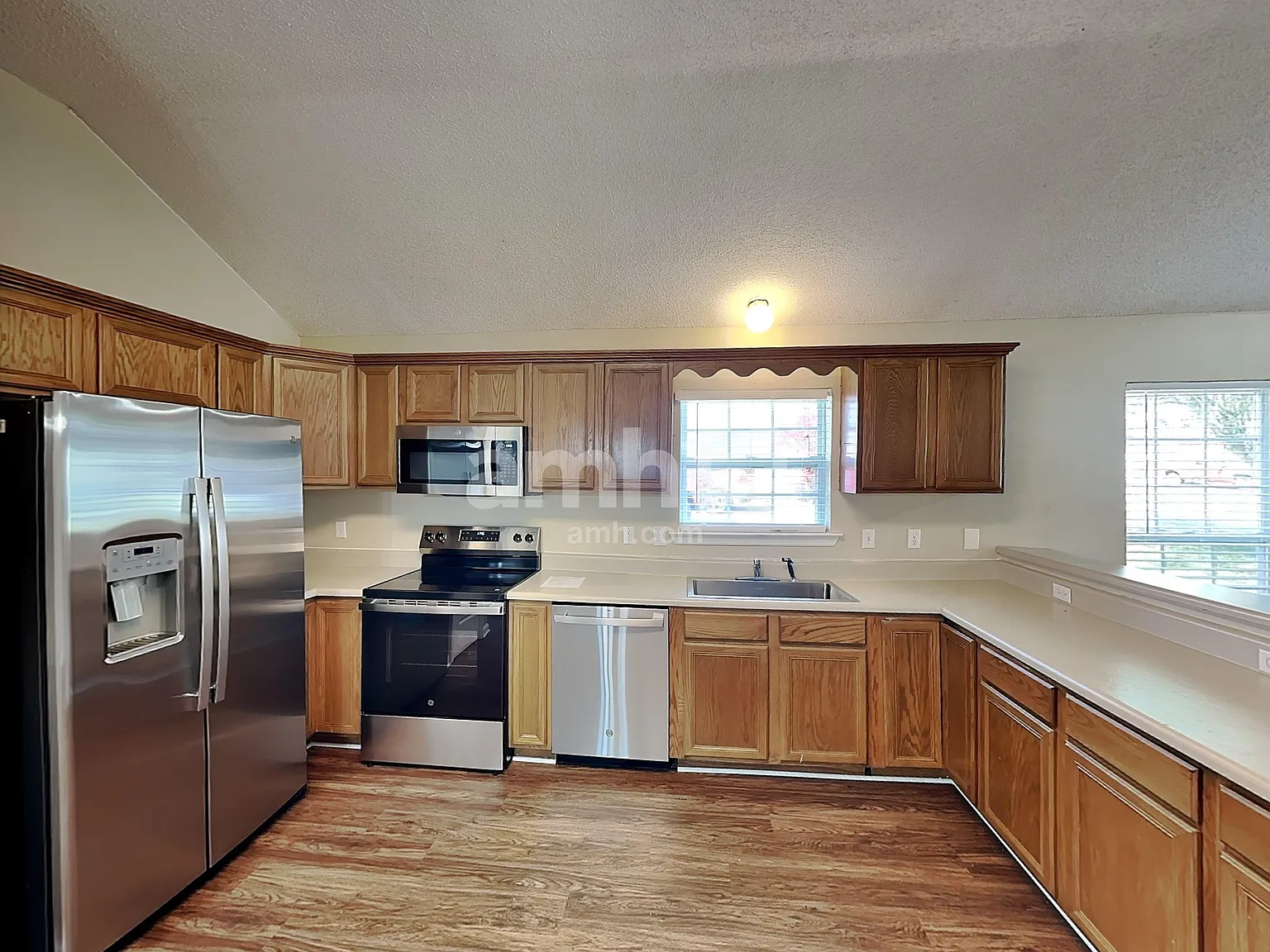 4 bed, 2.0 bath, 2284 sqft, $2,460 — Photo 3