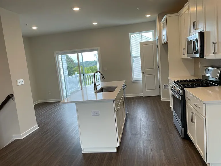 737 Peony Ln — Photo 12