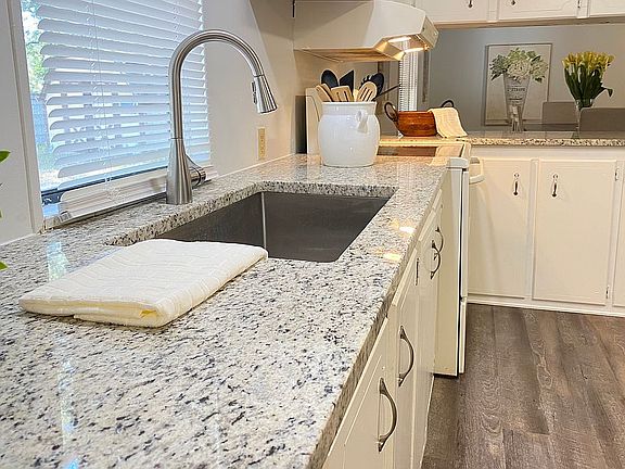 Kitchen w/ farm sink 