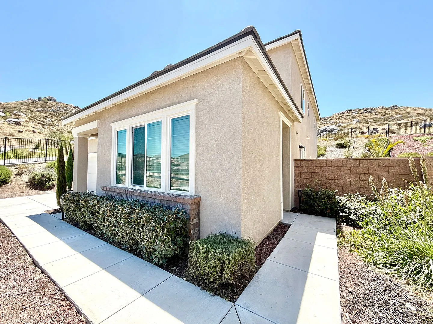 Stylish 1 Bedroom Casita Modern Comfort & Natural Light! — Photo 1