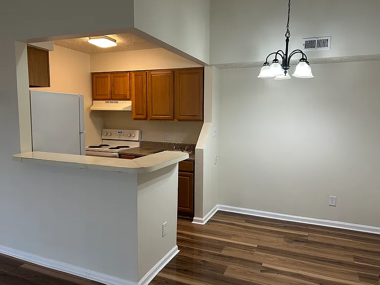 120 Wells Ct — Photo 2