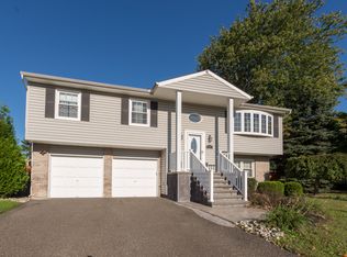 85 Martha Dr, Fallsington, PA 19054