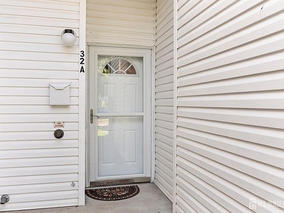 4th image of 32 Loretto St #A
