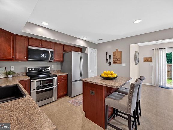 3rd image of 34 Teakwood Dr