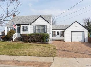 7 Higgins St, Oceanside, NY 11572
