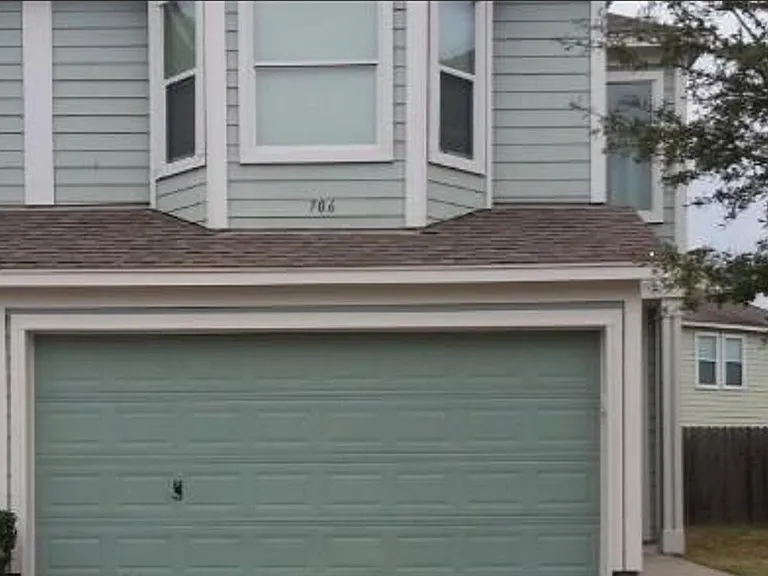 706 Woodport Ln — Photo 2