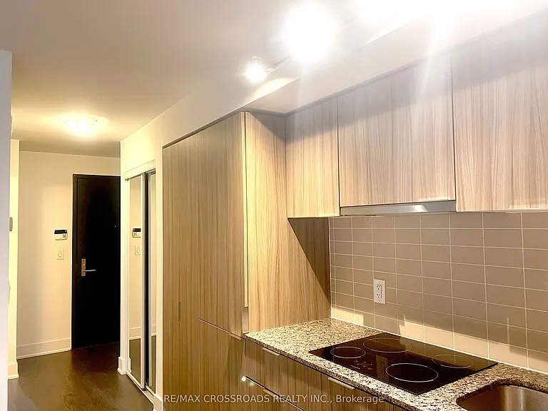 955 Bay St #914 — Photo 10