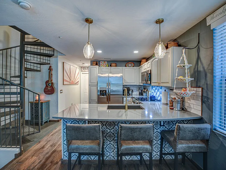 426 N Alder St — Photo 1