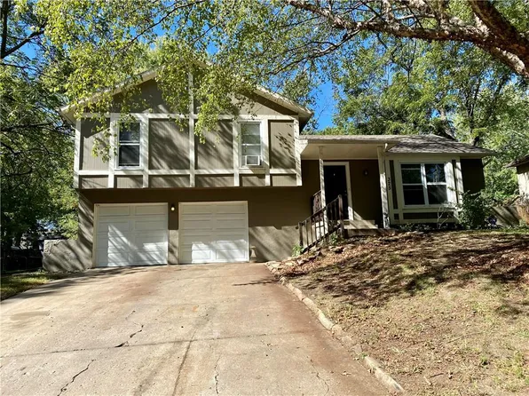 325 S Meadowbrook Ln, Olathe, KS 66062