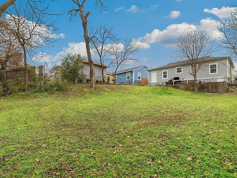 1506 E Waco Ave — Photo 28