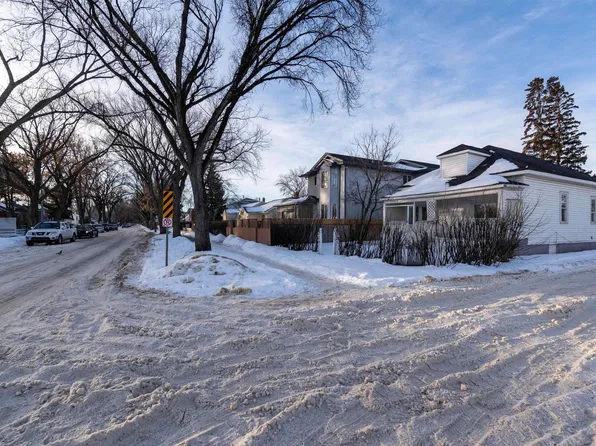 11734 87th St NW, Edmonton, AB T5B 3M7
