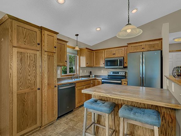 4th image of 984 Waters Edge Cir