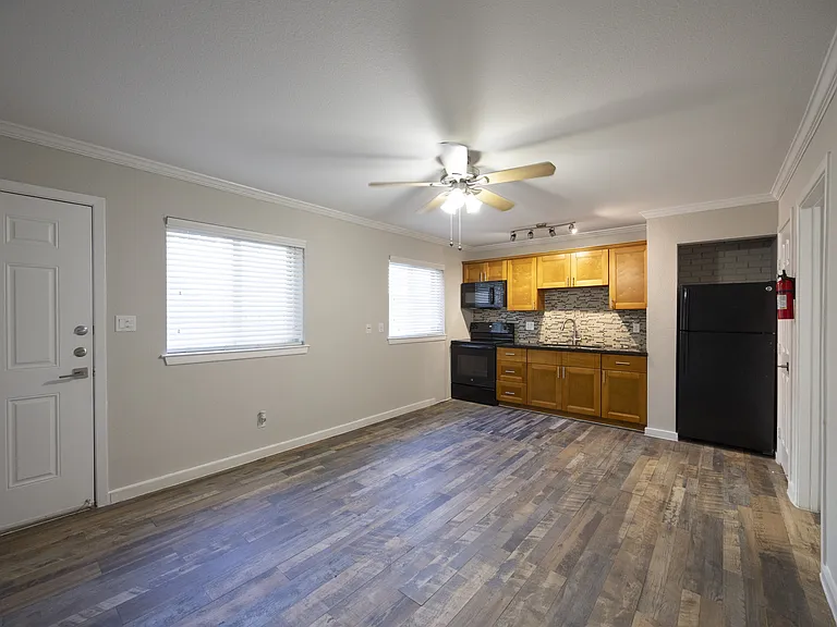 220 West Alabama Apartments — Photo 17