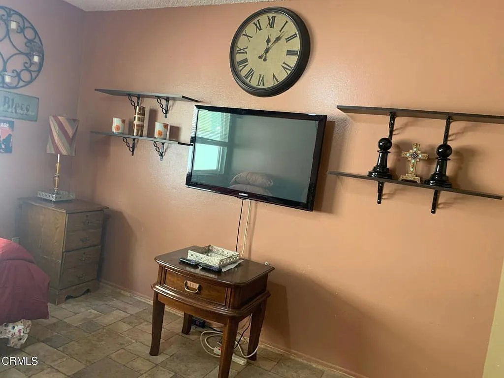 1 bed, 1.0 bath, 1549 sqft, $900 — Photo 2