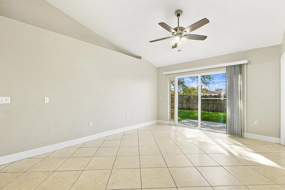 3 bed, 2.0 bath, 1254 sqft, $2,030 — Photo 3