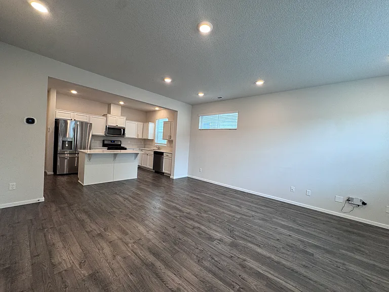 896 N 18th Ave — Photo 6