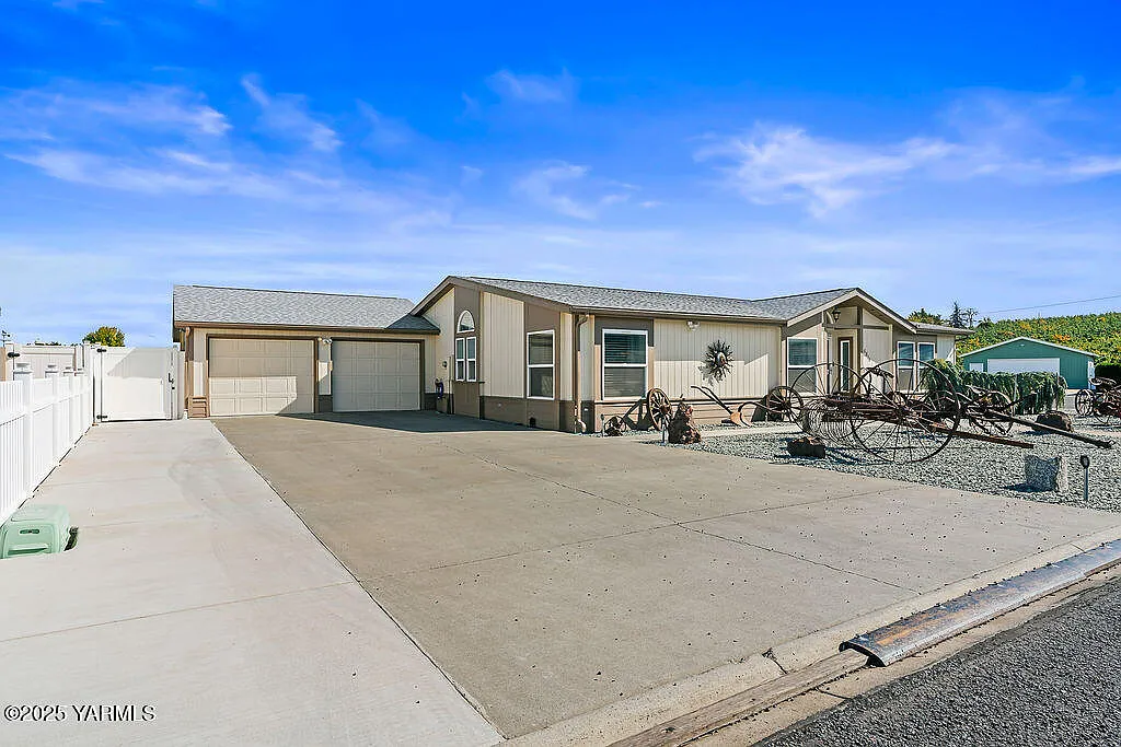 6819 Manor Way photo 1