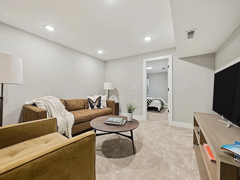 845 Summit St — Photo 12