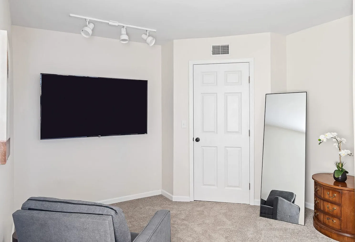5 bed, 3.0 bath, 2949 sqft, $8,393 — Photo 3