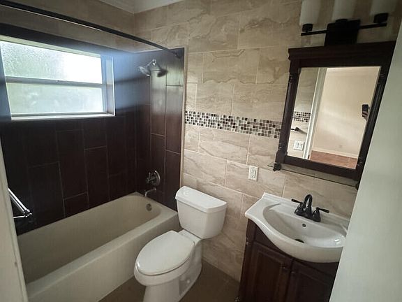 5th image of 1640 NE 4th Place