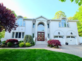 9 Pelican Ct, Paramus, NJ 07652