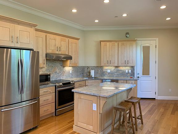 4th image of 260 Fairfield Ct