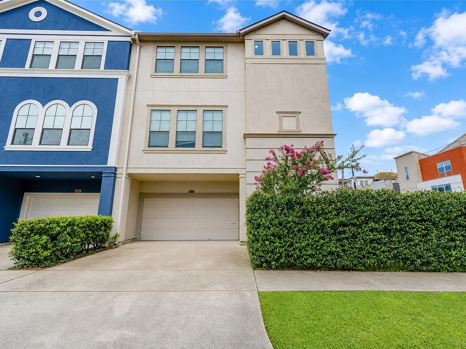 3 bed, 3.5 bath, 2216 sqft, $3,800 — Photo 2