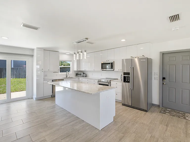 716 Clarence Dr — Photo 5