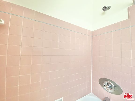 4th image of 2254 N Beachwood Dr #1B