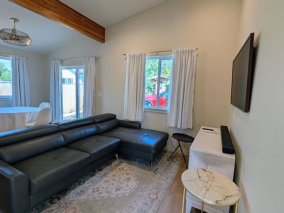 5th image of 651 Oak St