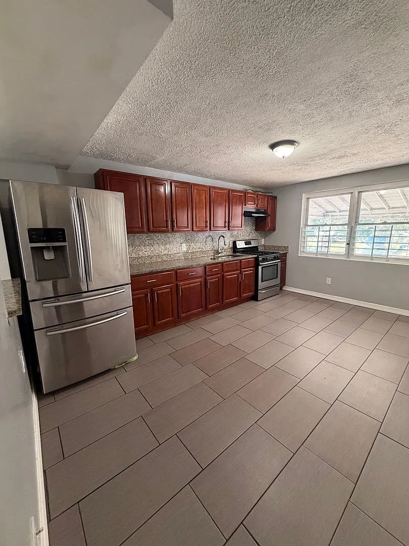 Townhouse For Rent — Photo 2