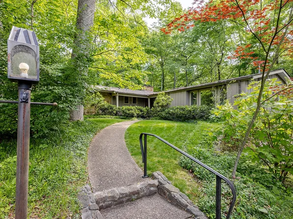 106 Newcrest Ln, Oak Ridge, TN 37830