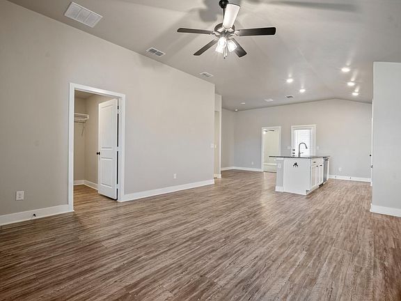 5th image of 13910 Avenue Q
