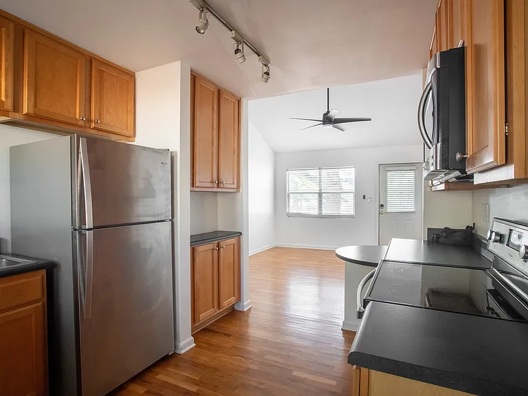 1514 Stone Gate Ln SE — Photo 3