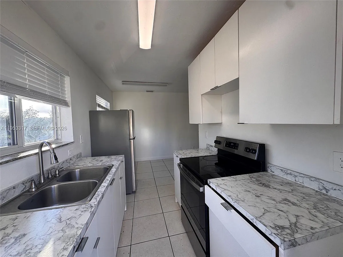 Building Photo - 1595 NE 125th St #6