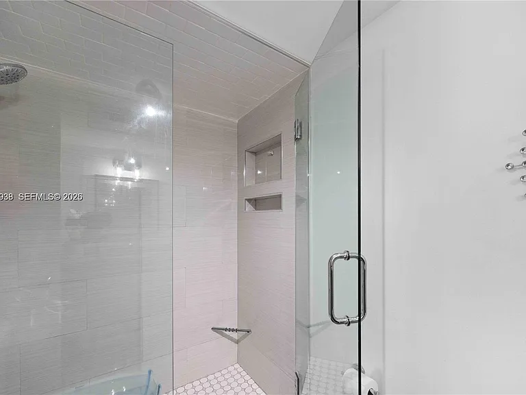 NW 11th Ln — Photo 14