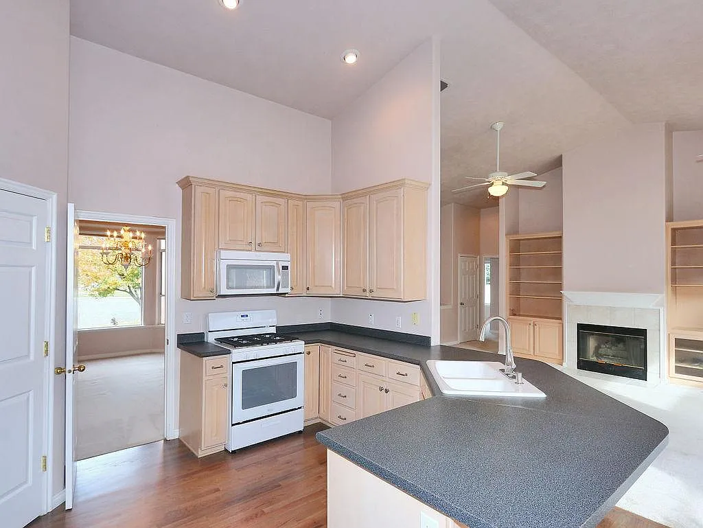 6 bed, 4972 sqft, $3,500 — Photo 2