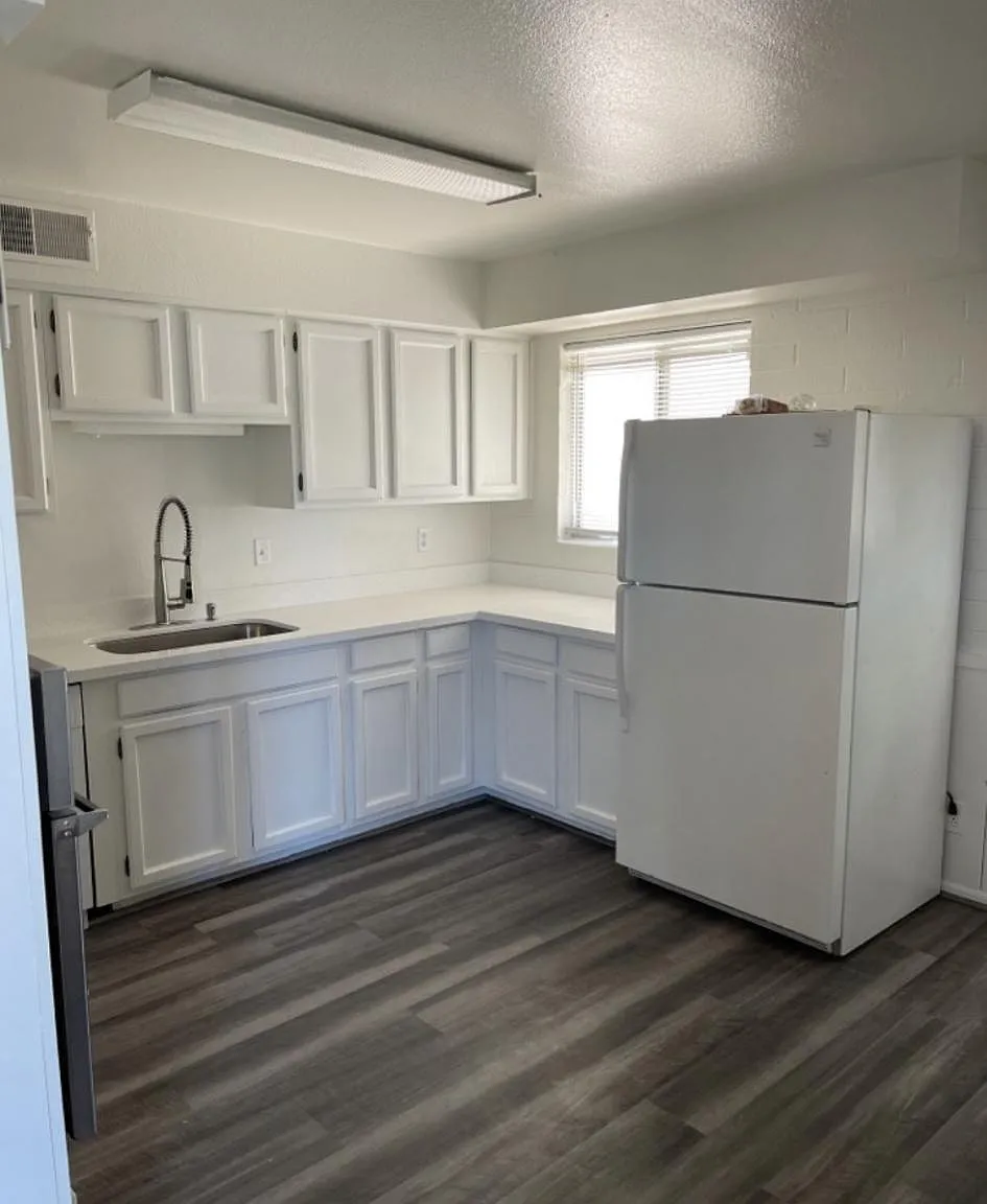 523 E Roanoke Ave — Photo 3