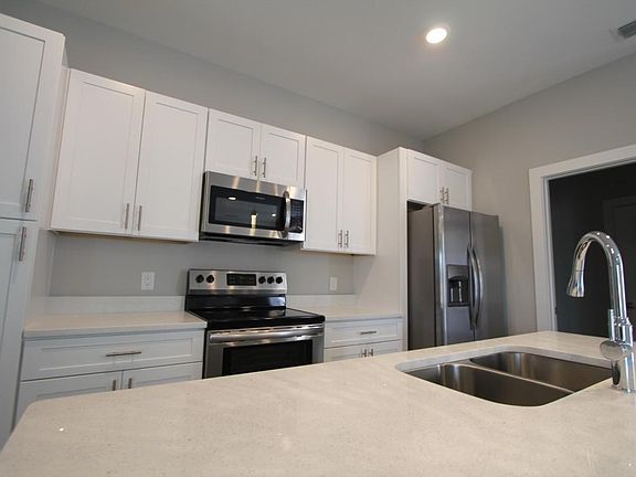 5th image of 813 Desmoines Pl