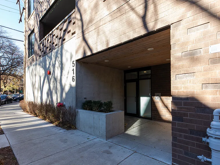 516 W Arlington Pl — Photo 7