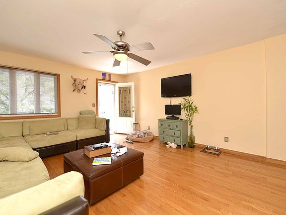3rd image of 19 Highland Ln