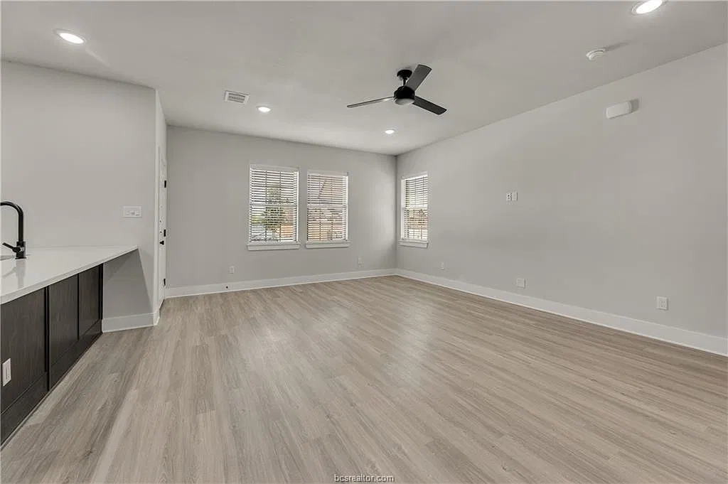 4 bed, 1975 sqft, $3,200 — Photo 3