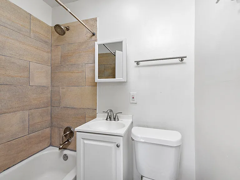 3933 Charlotte St — Photo 27