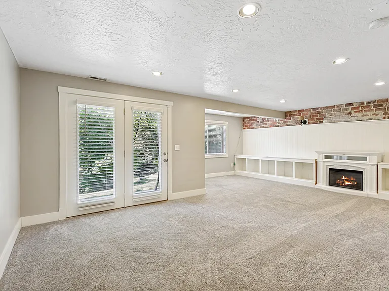 1137 E Holmes Creek Ln — Photo 19