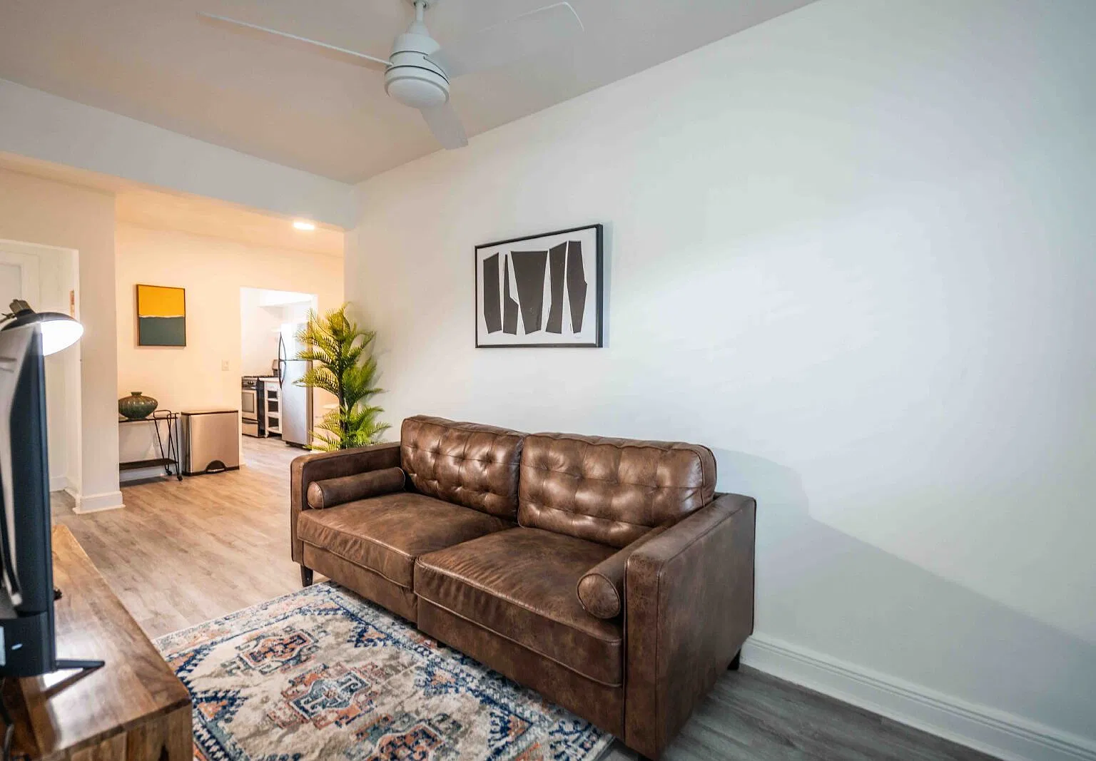 2 bed, 1.0 bath, 800 sqft, $2,000 — Photo 2
